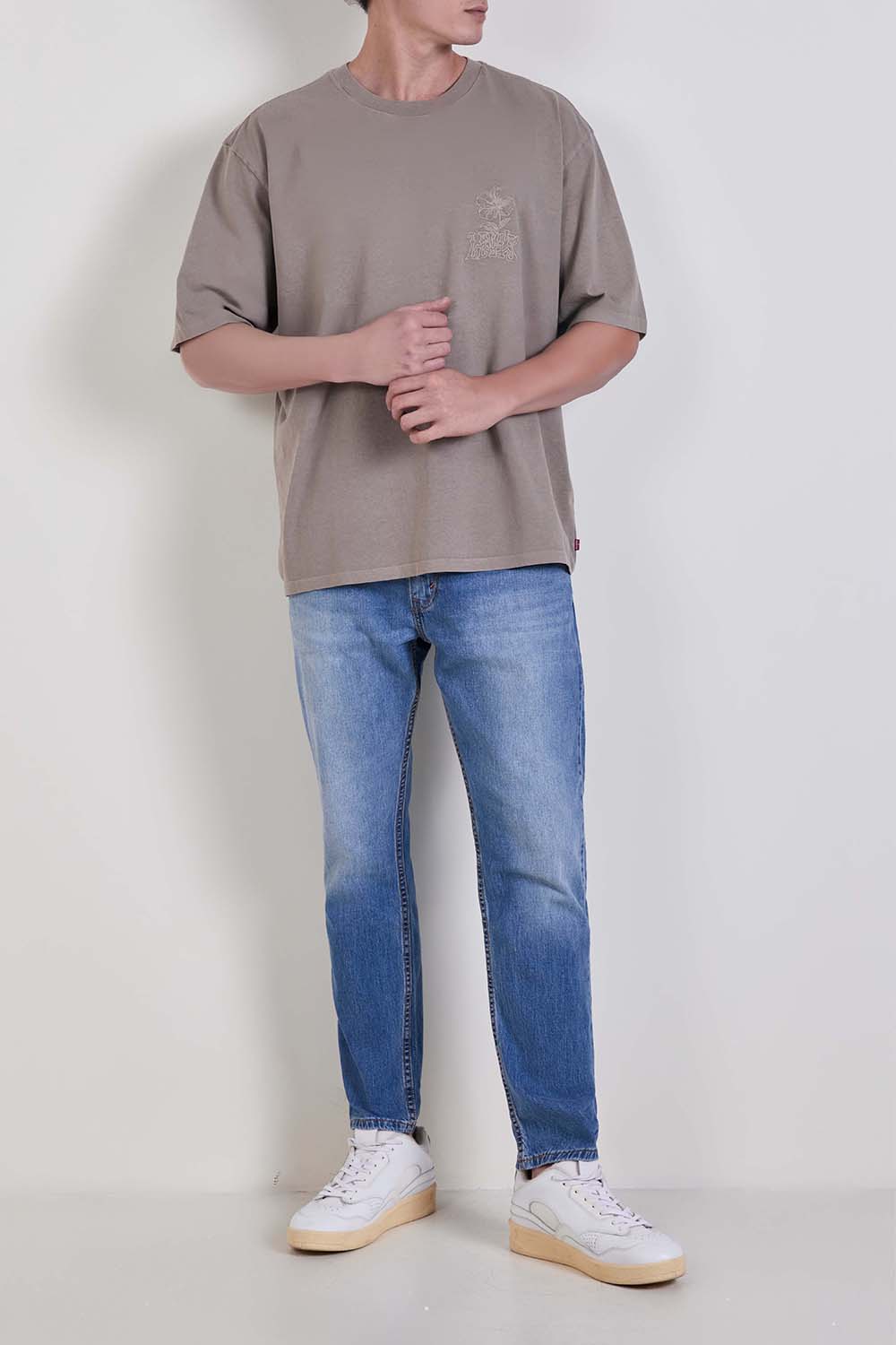 תמונת כל הלוק של מכנסי ג'ינס סלים טאפר 512